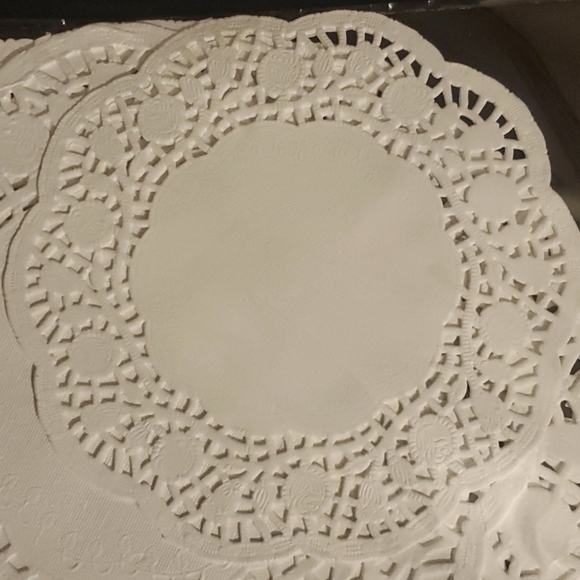 Caterer's Corner Multipack Round Doilies 32 pc per pack (2 packs included) - Picture 4 of 6